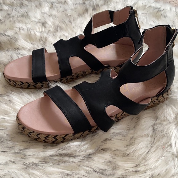 Women’s NEW sandals in EXCELLENT Condition! - Picture 2 of 7